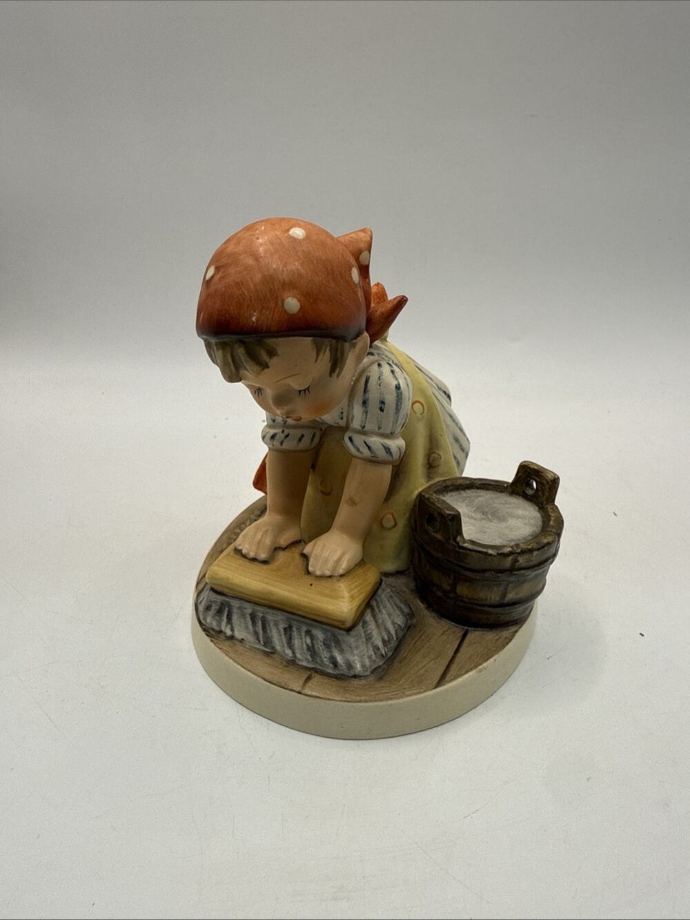 Goebel Hummel porcelain figurine titled "Big Housecleaning" (#363) EXCELLENT *